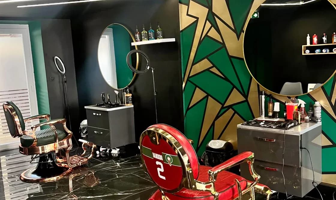 Salon JB Haircut · mur géométrique or et émeraude